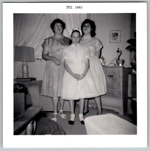 Vtg snapshot three girls - b&w,